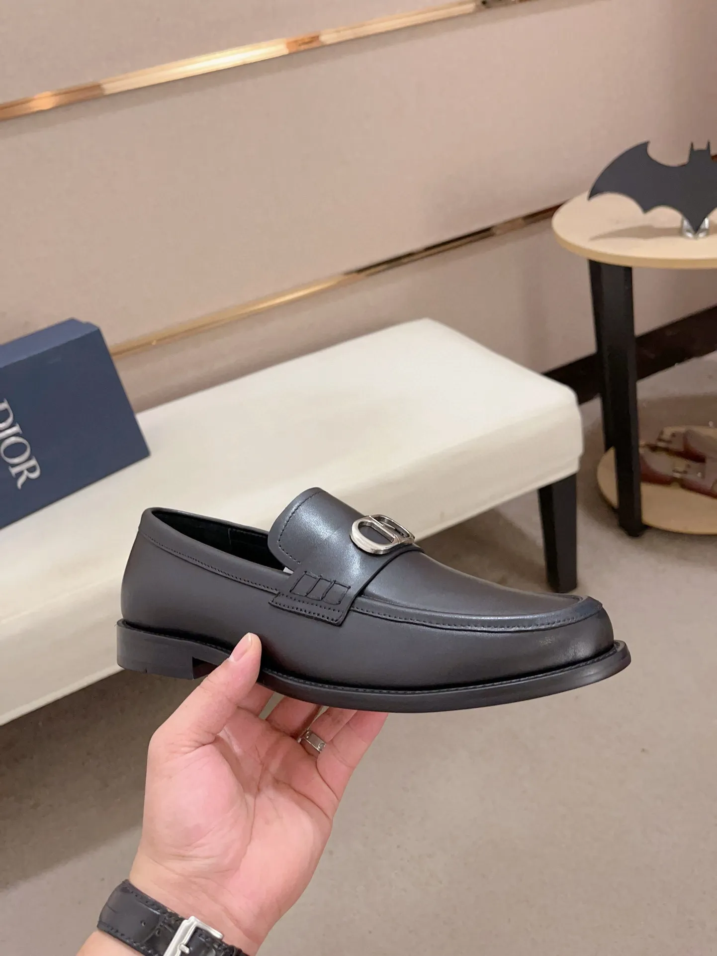 Men's shoes 💰: 560💰 High-end version of Dior Dior's new series. Famous actors and internet celebrities wear super popular designs. The sculptures of French artist Niki de Saint Phalle are designed as rings. Material: Imported original material ➕Painted cowhide Foot pads: cowhide Outsole: Rubber outsole Men's shoe size: 38~44 Can be customized to size 45